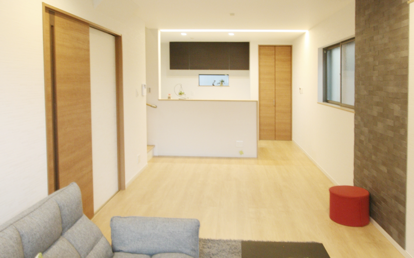 明るく開放的な南向きの家